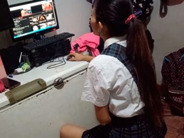 COLEGIALA-DESCUBIERTA-VIENDO-PORNO-Y-CON-LOS-CALZONES-MOJADOS