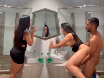 COGIENDO-CON-REGGAETÓN-EN-EL-BAÑO-DEL-MOTEL