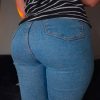 MODELA-SU-CULITO-EN-JEANS-Y-DESPUÉS-PENETRAN-SU-VAGINA-CREMOSA