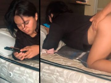 JOVENCITA-MIRANDO-SU-CELULAR-MIENTRAS-LE-METEN-LA-VERGA-EN-CUATRO