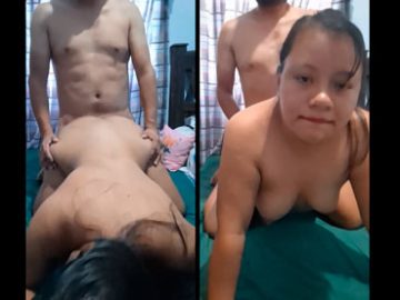 COGIENDO-DE-PERRITO-A-UNA-MEXICANA-QUE-MIRA-A-LA-CÁMARA-MIENTRAS-LA-CLAVAN