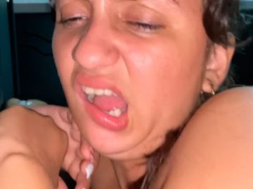 MILF-DISFRUTANDO-DE-LA-VERGA-DE-UN-JOVEN-VECINO