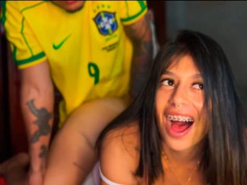 ECUATORIANA-CON-BRACKETS-Y-PELO-CORTO-BRILLANTE-HABLANDO-SUCIO-MIENTRAS-TIENE-SEXO