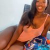 SEXO-CON-UNA-SEXY-MUJER-NEGRA-EN-LENCERÍA-ROSA